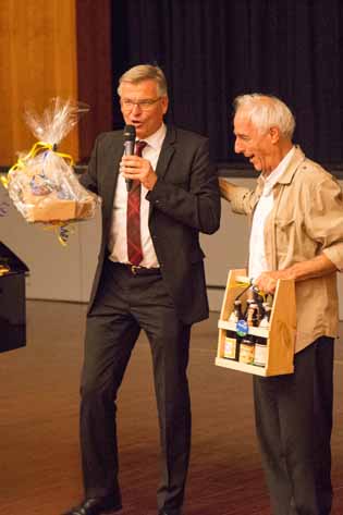 Geschenkübergabe Karl-Anton Maucher an Markus Nyikos