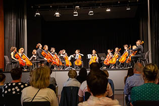 2. Abschlusskonzert in der Festhalle: Alle Cellisten mit dem Hymnus von Julius Klengel