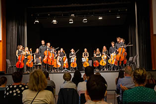 2. Abschlusskonzert in der Festhalle: Alle Cellisten mit dem Hymnus von Julius Klengel