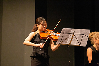 Gaeun Song mit Isabel von Bernstorff