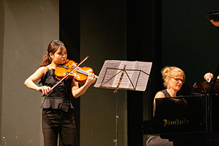 Gaeun Song mit Isabel von Bernstorff