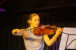 Franzsika Hügel, viola