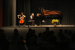 Mufei Feng, Violoncello und Tomoko Ichinose, Klavier