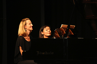 Am Klavier: Cornelia Glassl