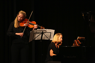 Miriam Solle, Viola und Cornelia Glassl, Klavier