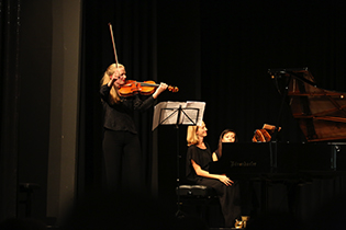 Miriam Solle, Viola und Cornelia Glassl, Klavier