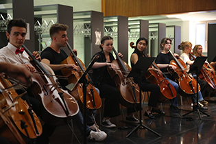 Pausenspaß mit Cello-Ensemble