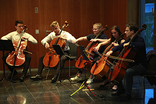 Pausenspaß mit Cello-Ensemble