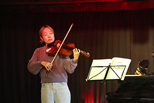 Weiyi Zeng beim Einspielen