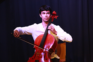 Ernesto Fernandéz, Violoncello